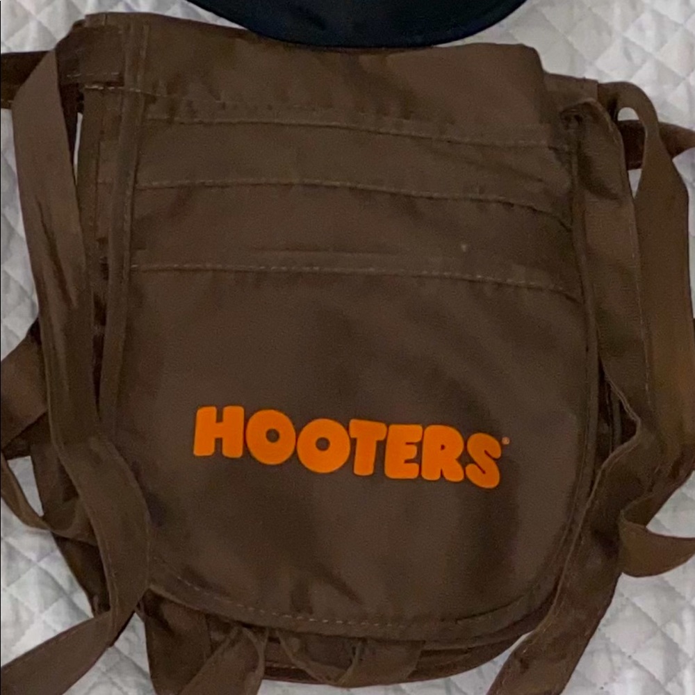 Hooters pouch